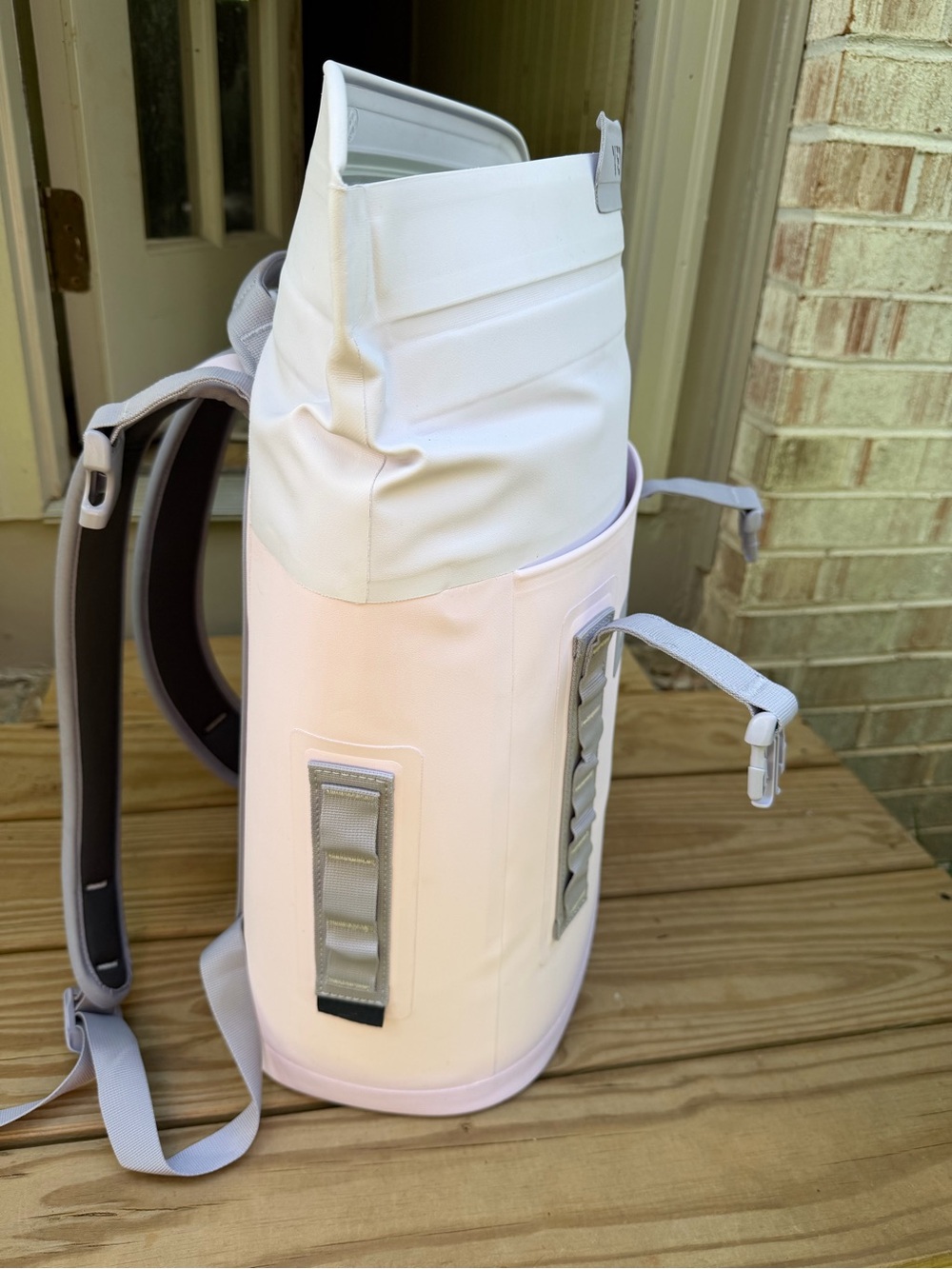 Yeti White Soft Cooler Backpack with Gray Accents M12 - Picture 4 of 6